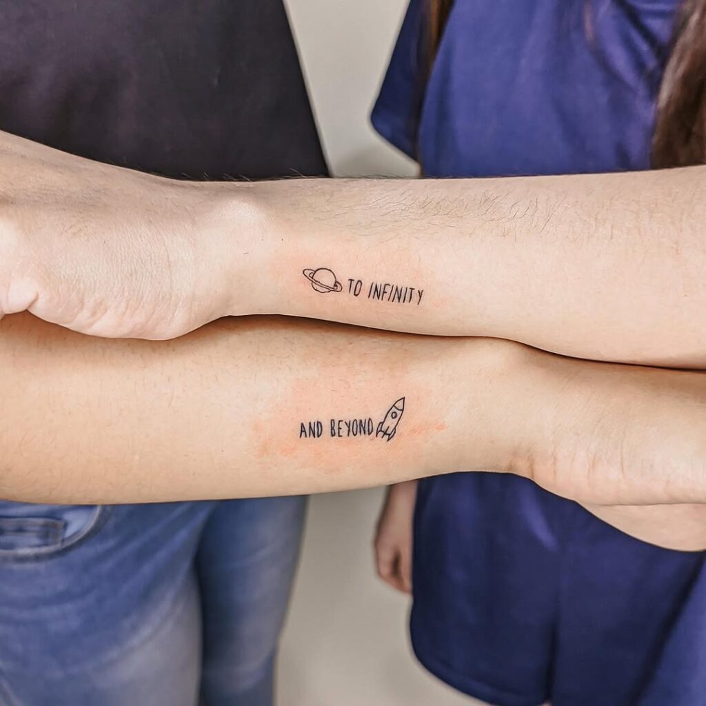 Tatuagem de casal gira