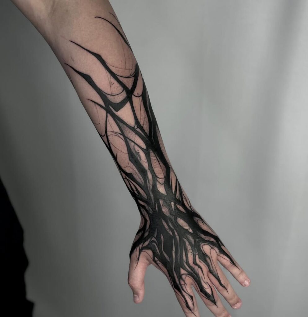 Tatuagem abstrata escura