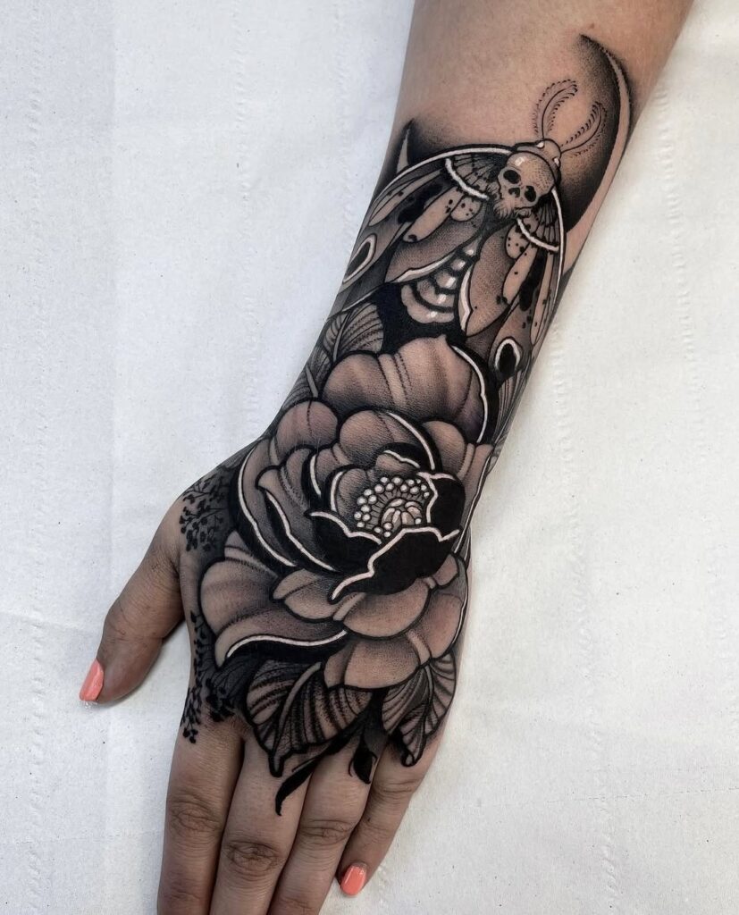 Tatuagem floral escura