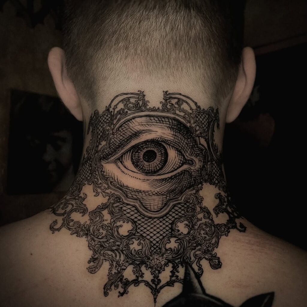 Tatuaje de ojos en el cuello