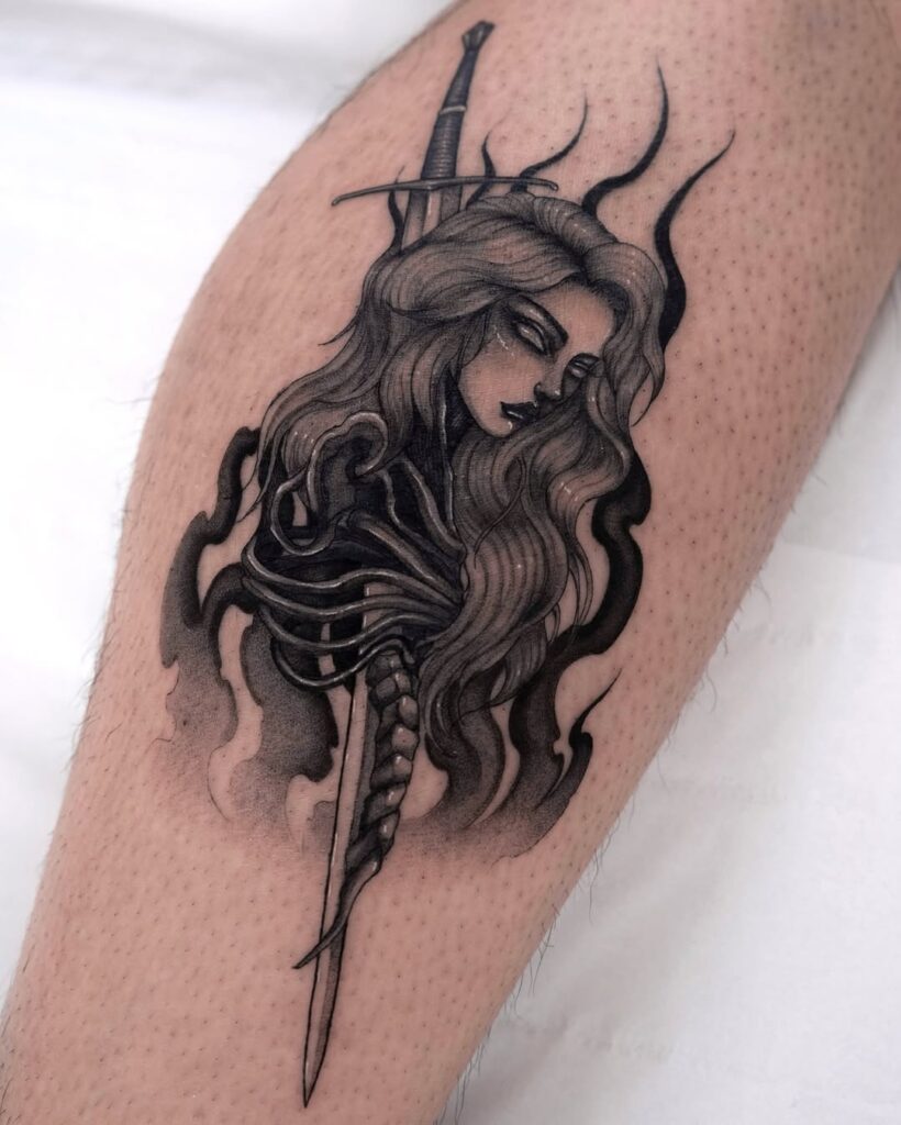 Tatuagem de criatura mística feminina