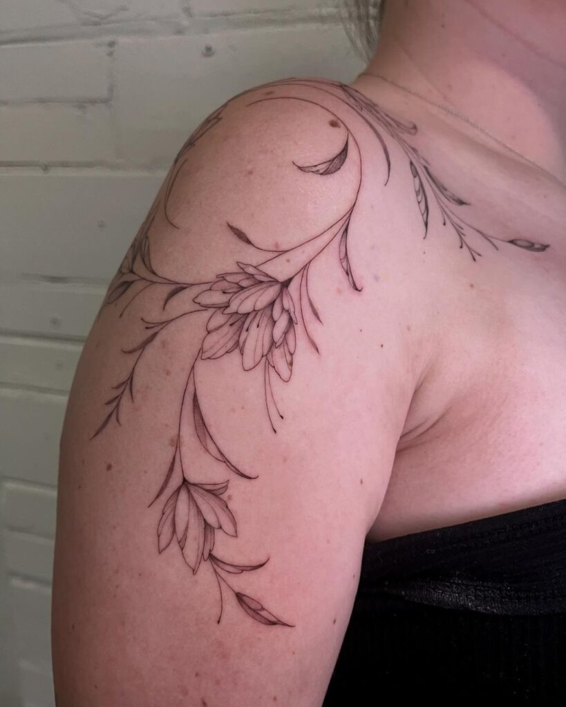 Tatuaggio femminile floreale sulla spalla