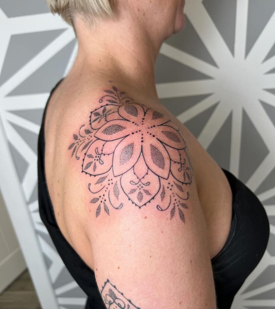 Tatuaggio femminile a mandala sulla spalla