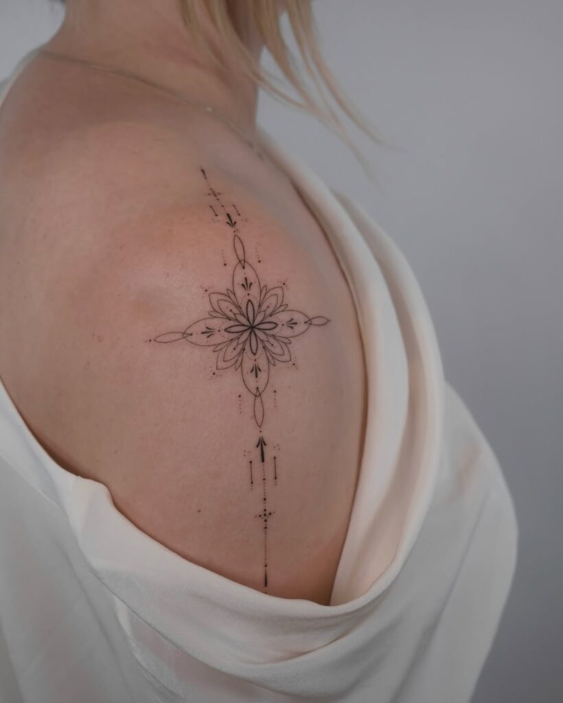 Tatuaggio femminile ornamentale sulla spalla