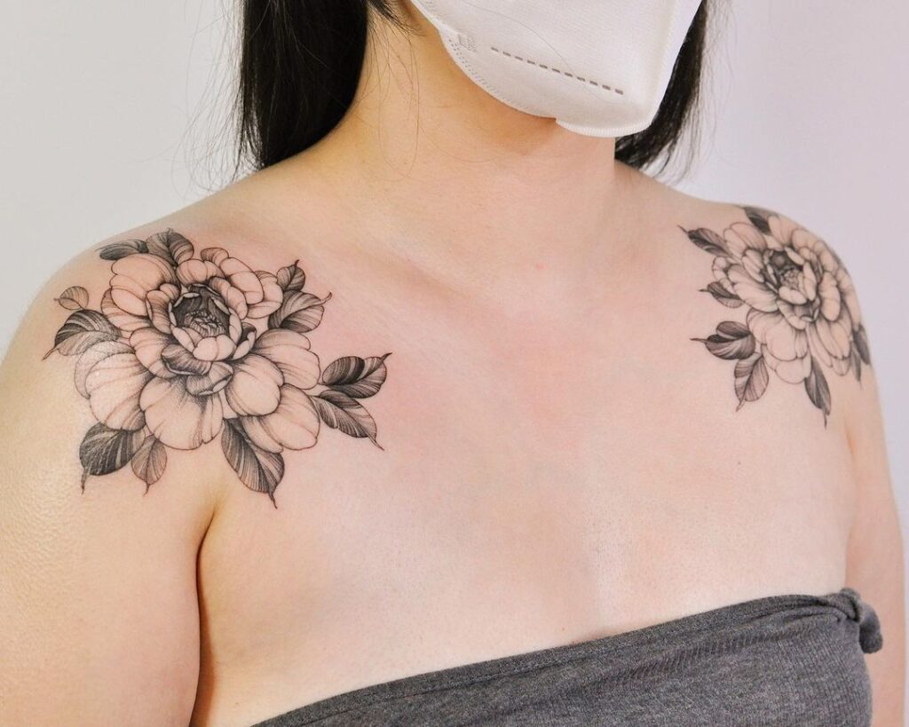 Tatuaggio femminile della spalla con peonia