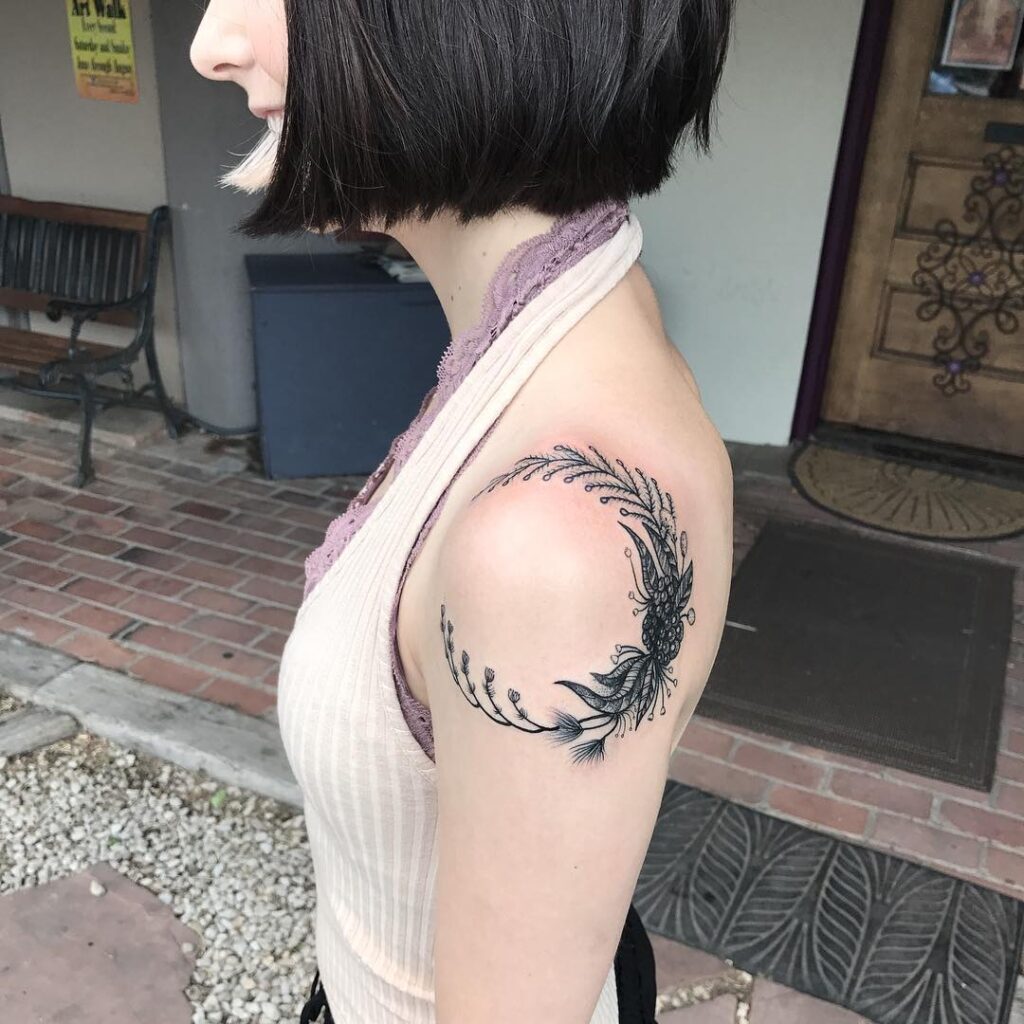 Tatuaggio femminile della corona di fiori sulla spalla