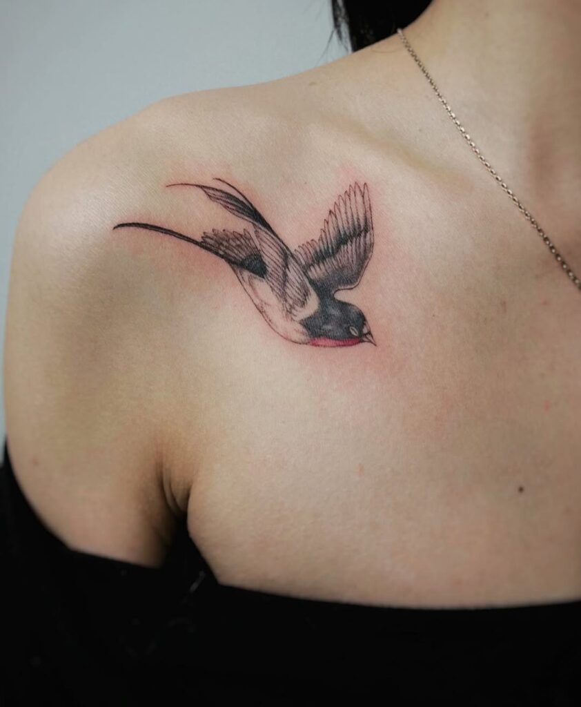 Tatuaggio femminile della spalla con rondine