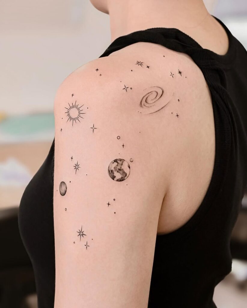 Tatuaggio sulla spalla dell'universo femminile