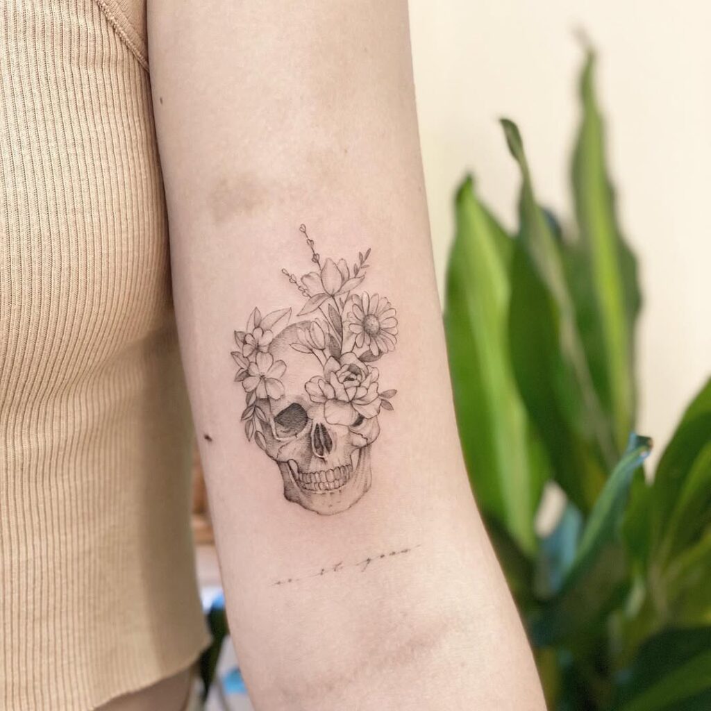 Tatuagem de caveira floral de linhas finas