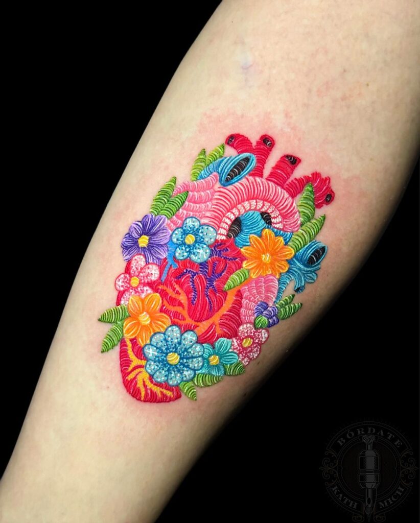 Tatuaggio floreale con ricamo a cuore