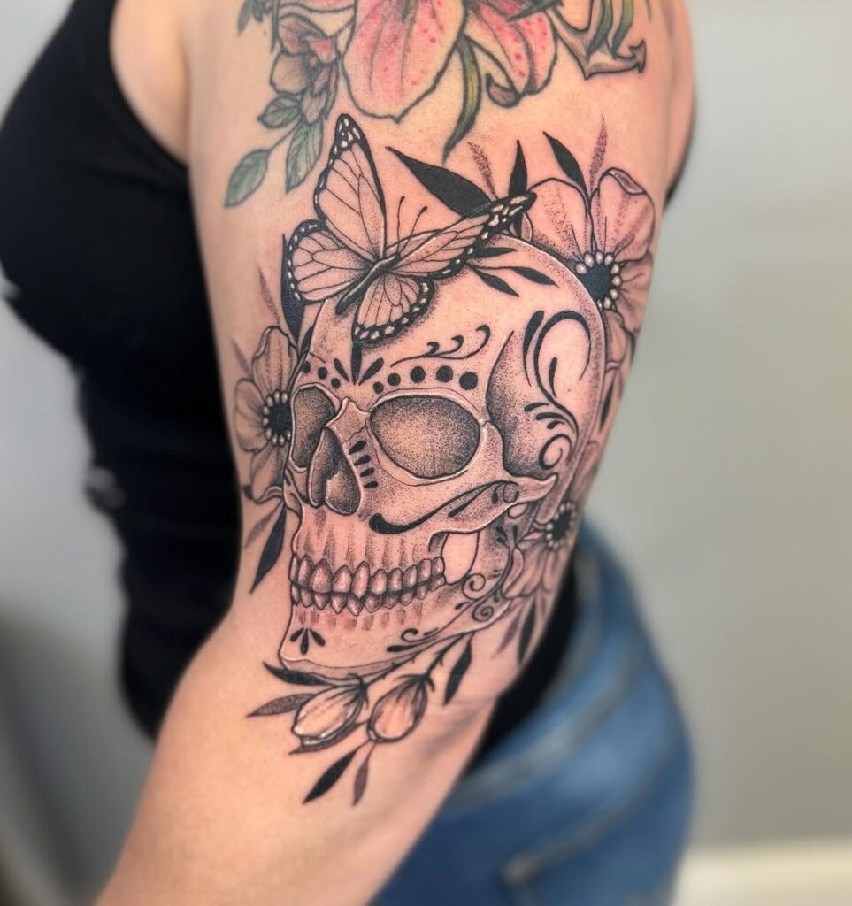 Tatuaje de calavera floral y mariposas