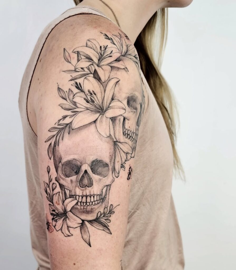 Tatuagem de caveira floral com lírios