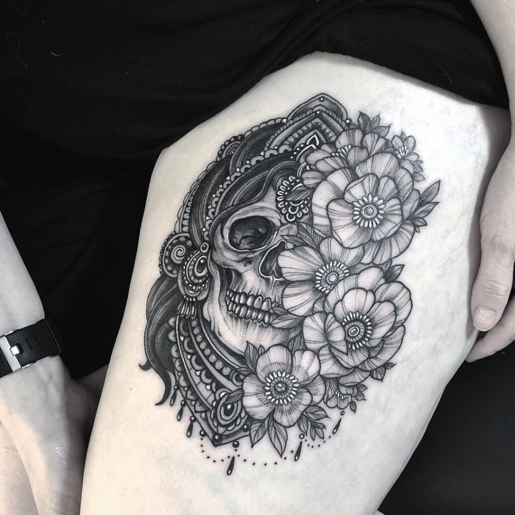 Tatuagem de caveira floral com ornamentos