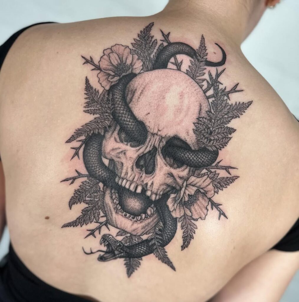 Tatuaje de calavera floral con serpiente