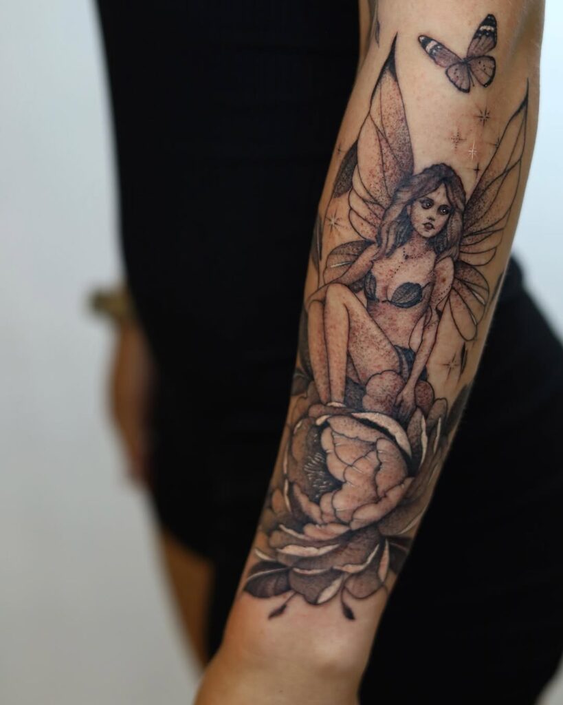 Tatuaggio della manica con fiori e fate