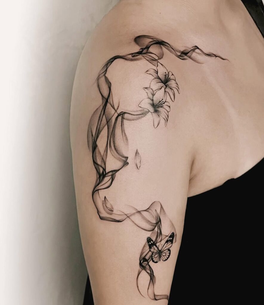 Tatuaggio con fiori e farfalle