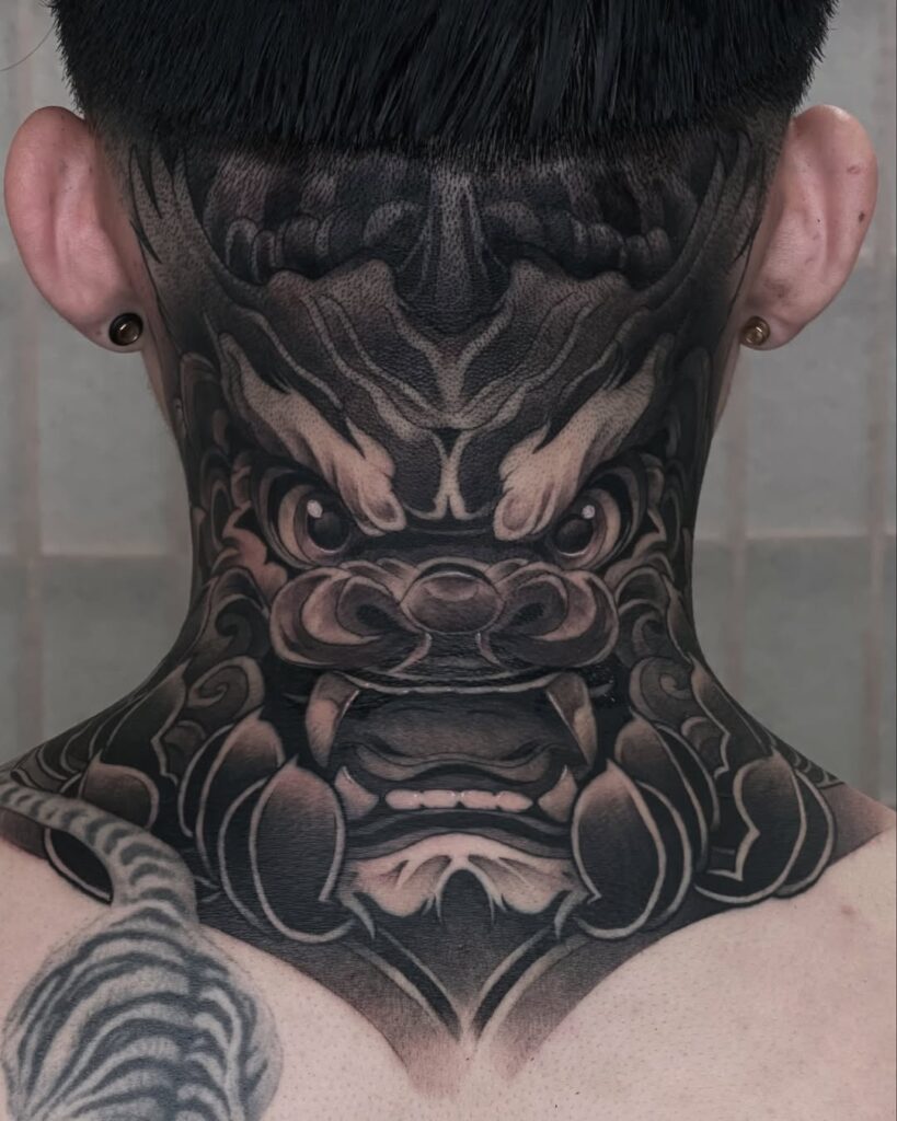 Tatuagem de Foo Dog no pescoço