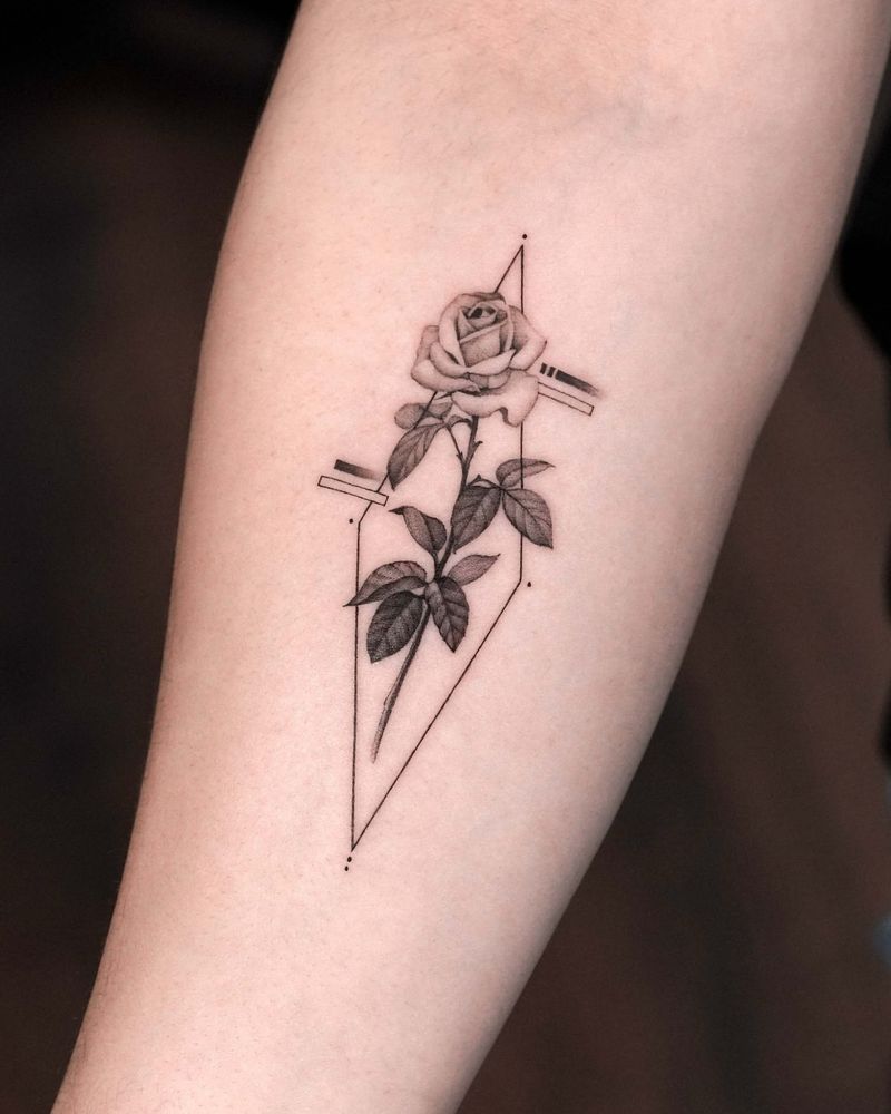 Tatuagem geométrica de uma rosa