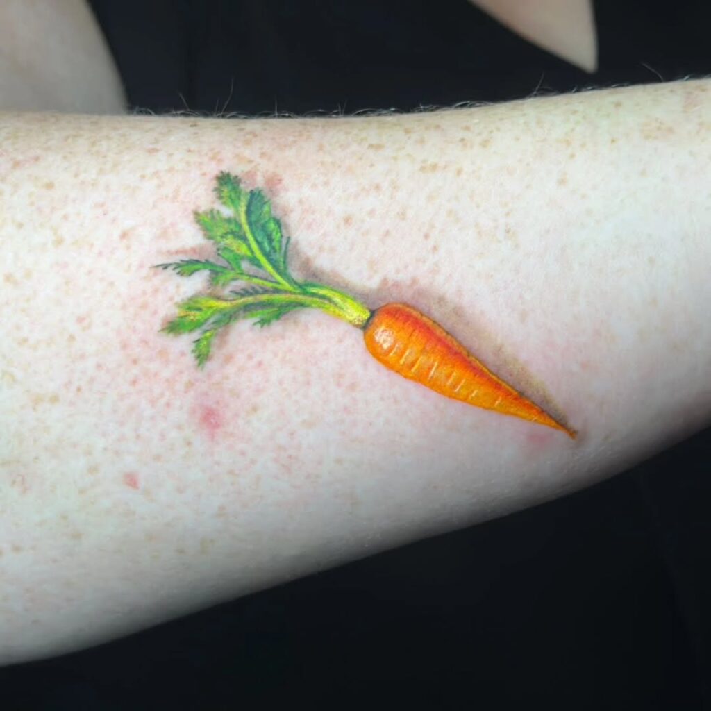 Tatuaggio iperrealistico con carota