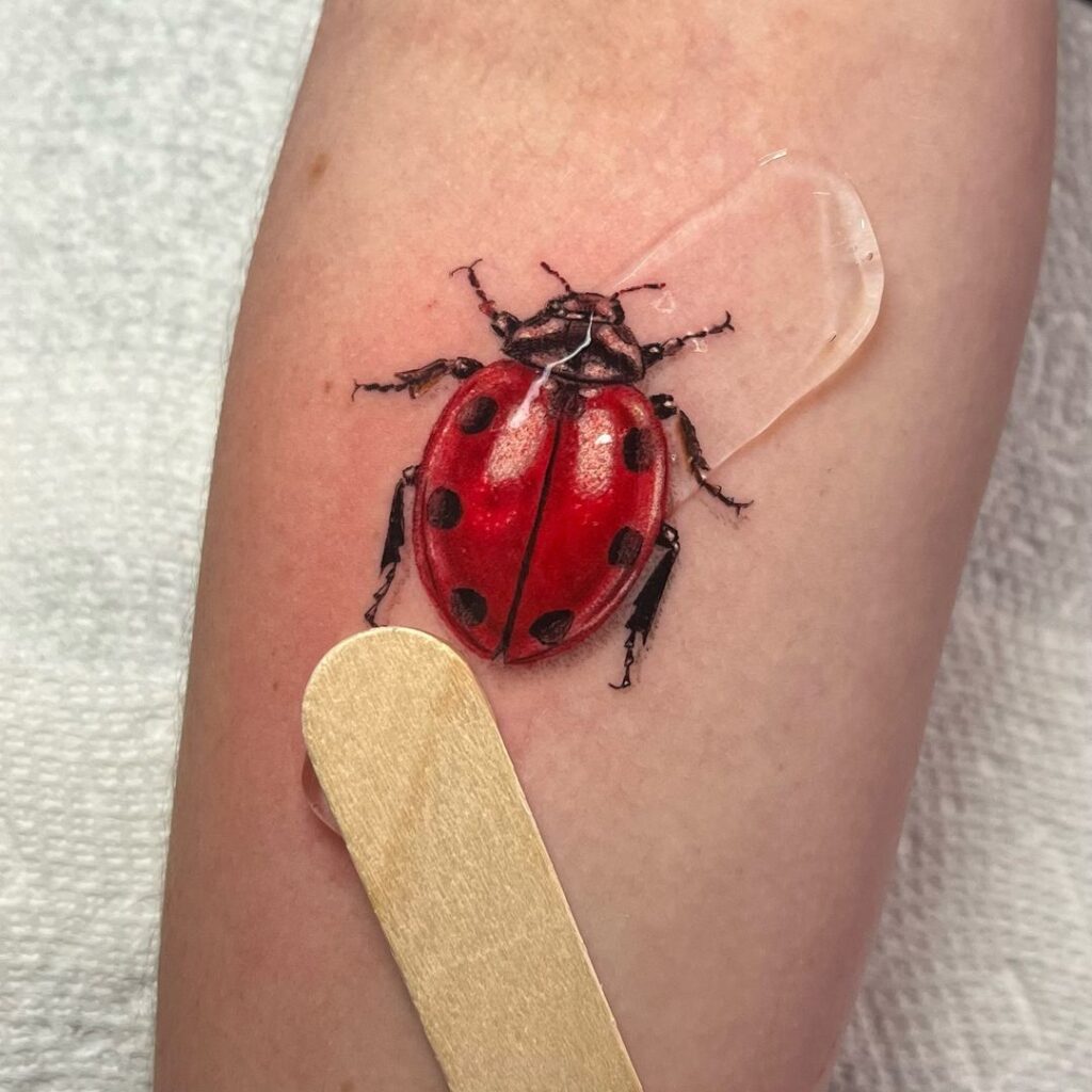 Tatuaggio iperrealistico Ladybug