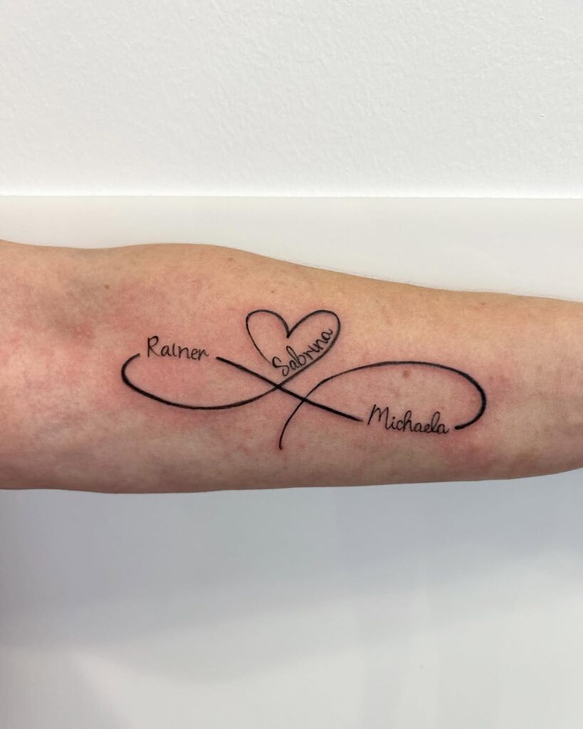 Tatuagem de família com o símbolo do infinito