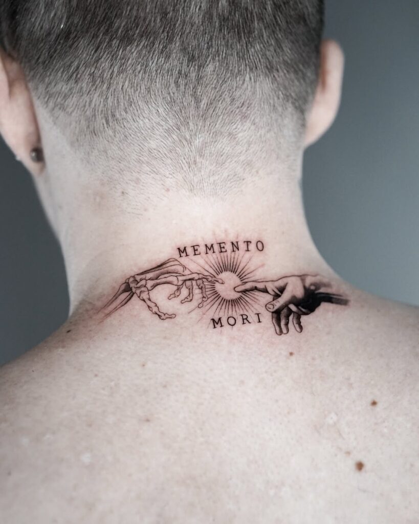 Tatuagem Memento Mori no pescoço