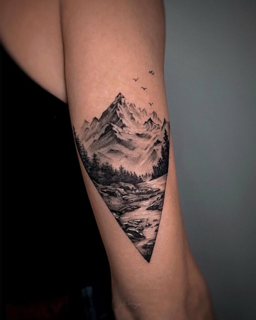 Tatuaggio di montagna in micro realismo