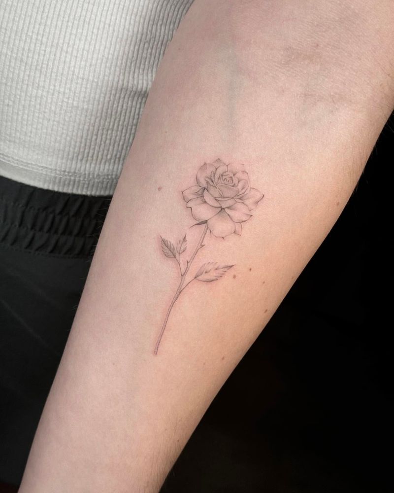 Tatuagem de rosa minimalista