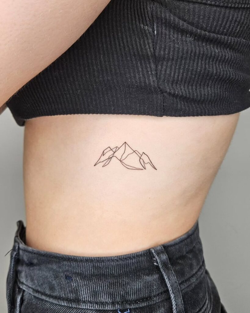 Tatuaggio minimalista della montagna