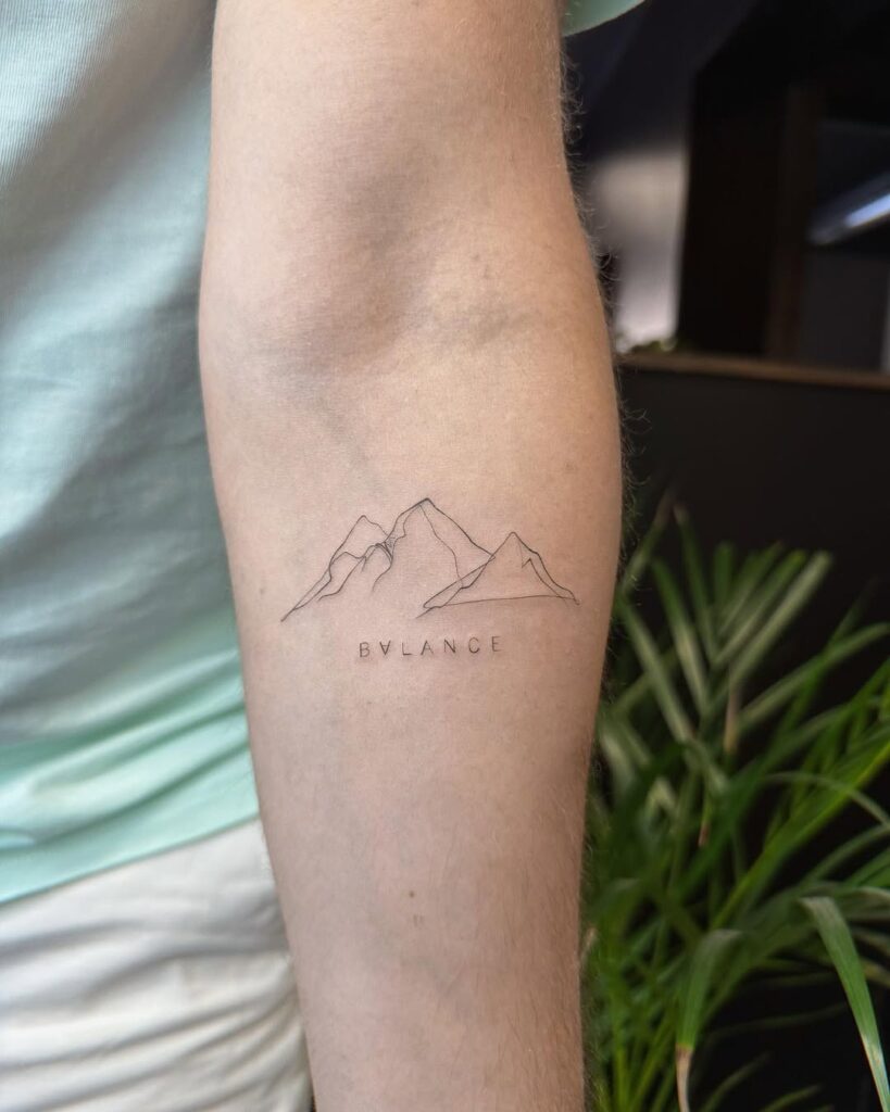 Tatuagem de uma montanha e uma palavra de poder