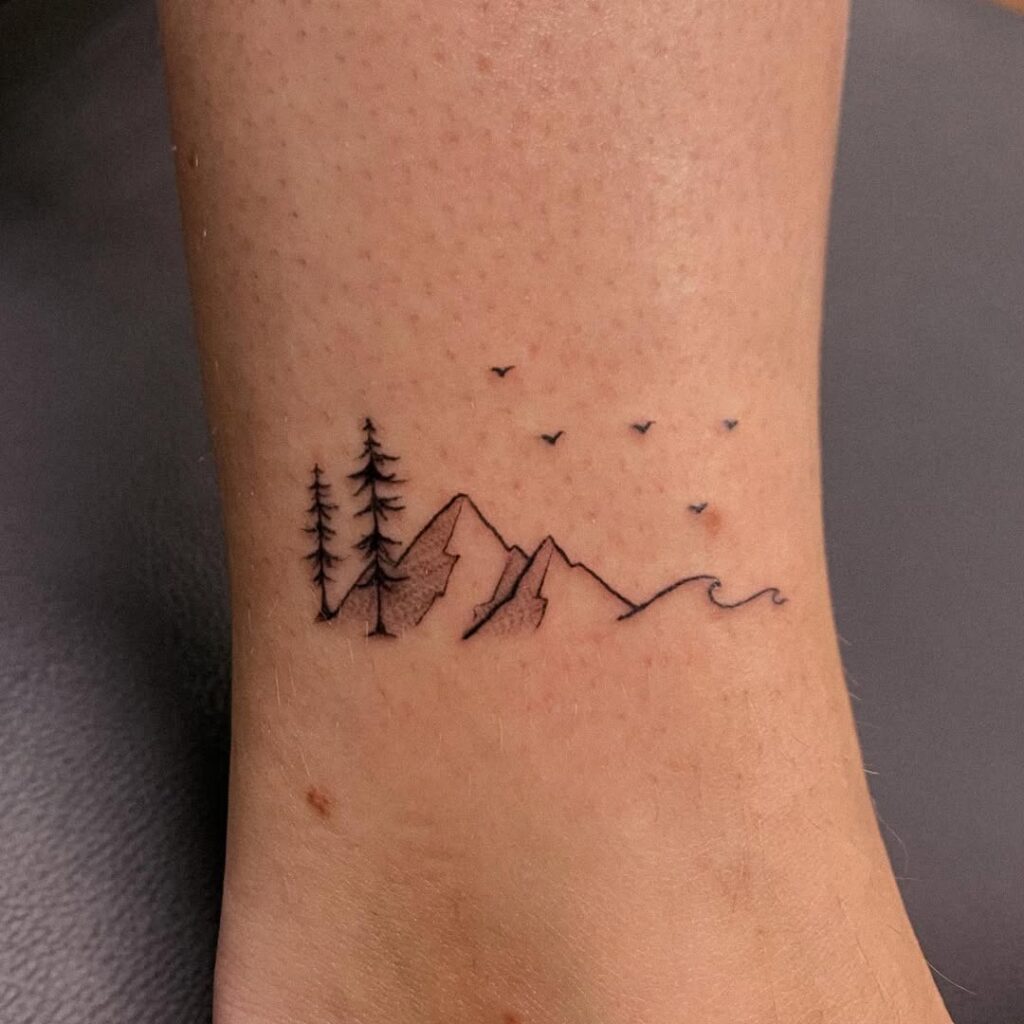 Tatuaggio della montagna e dell'oceano