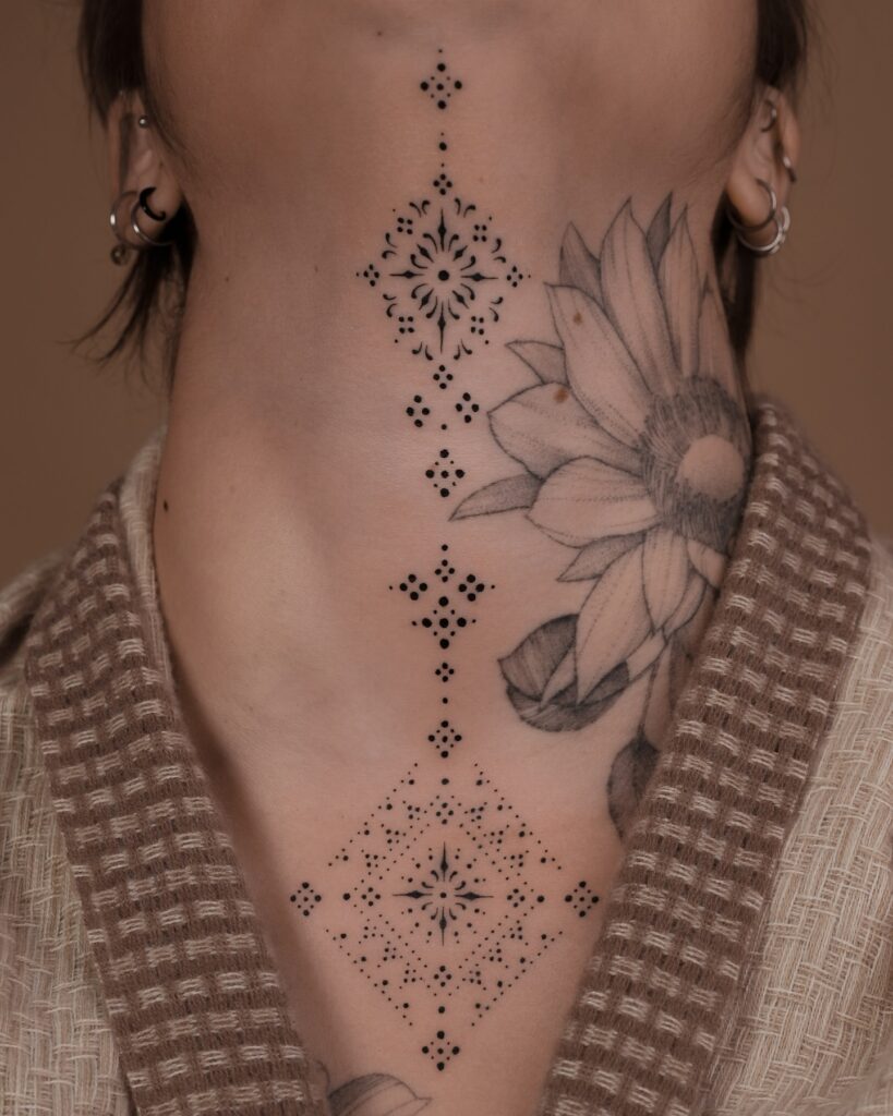 Tatuagem ornamental no pescoço