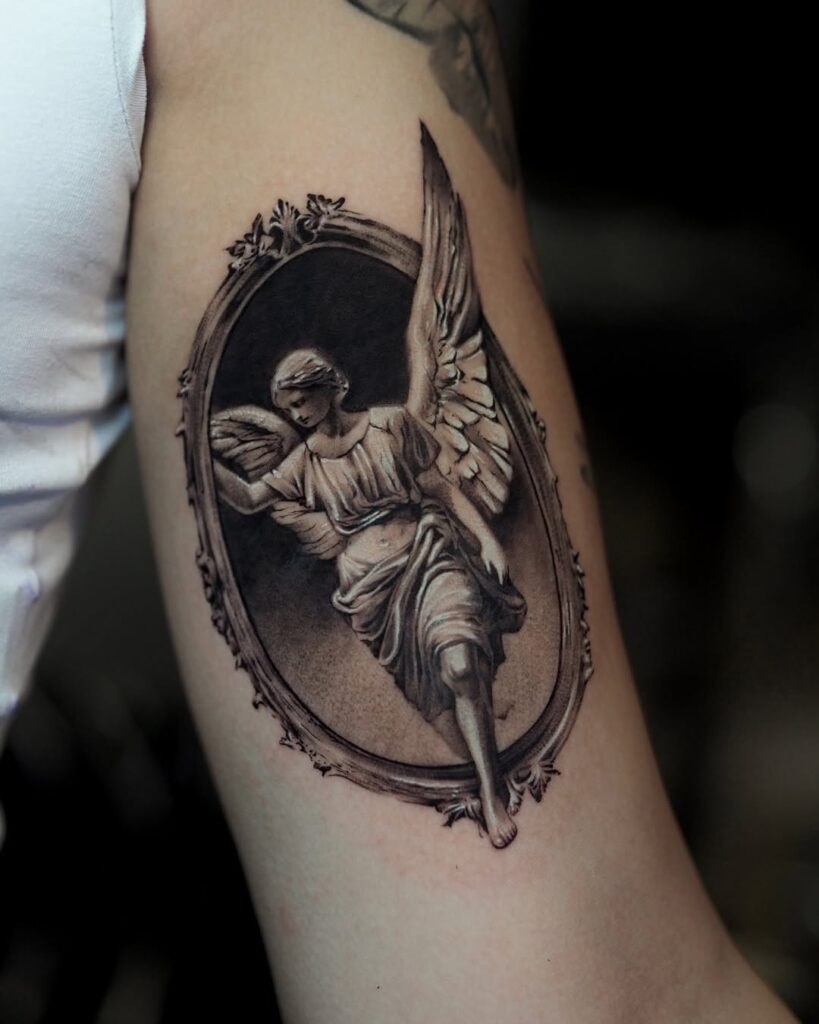 Tatuaggio realistico di un angelo