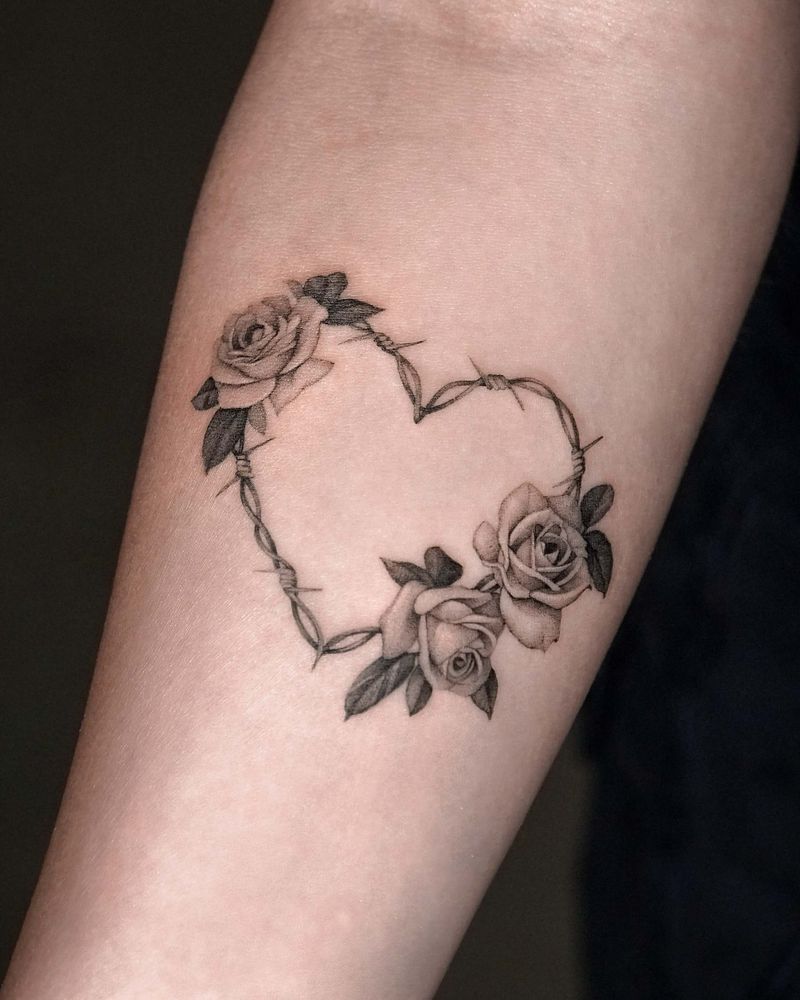 Tatuagem de coração de rosa