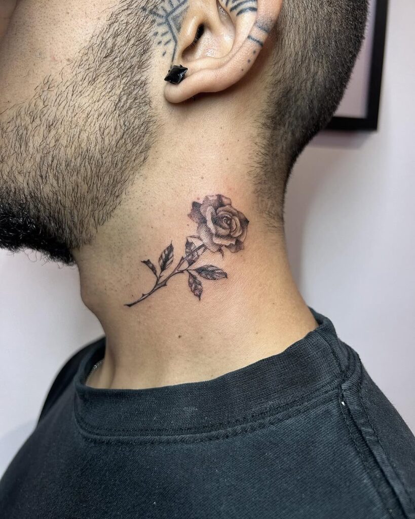 Tatuagem de rosa no pescoço