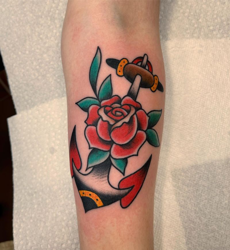 Tatuagem de rosa e âncora