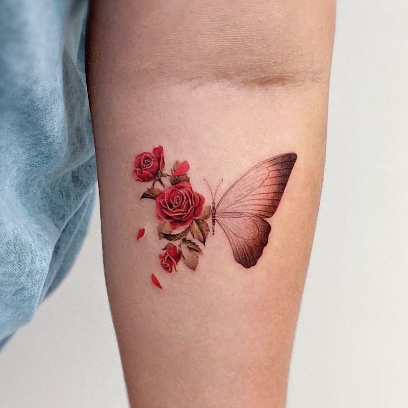 Tatuagem de rosa e borboleta