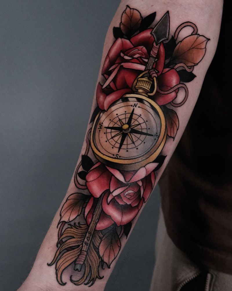 Tatuagem de rosa e compasso