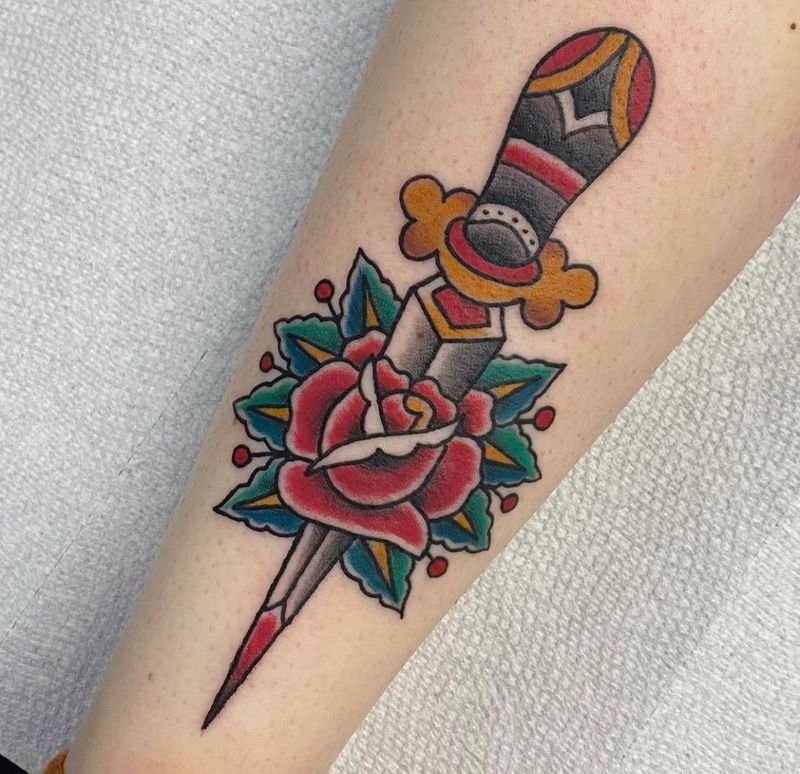 Tatuagem de rosa e punhal