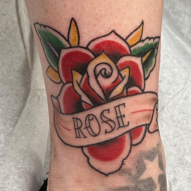 Tatuagem de rosa e nome