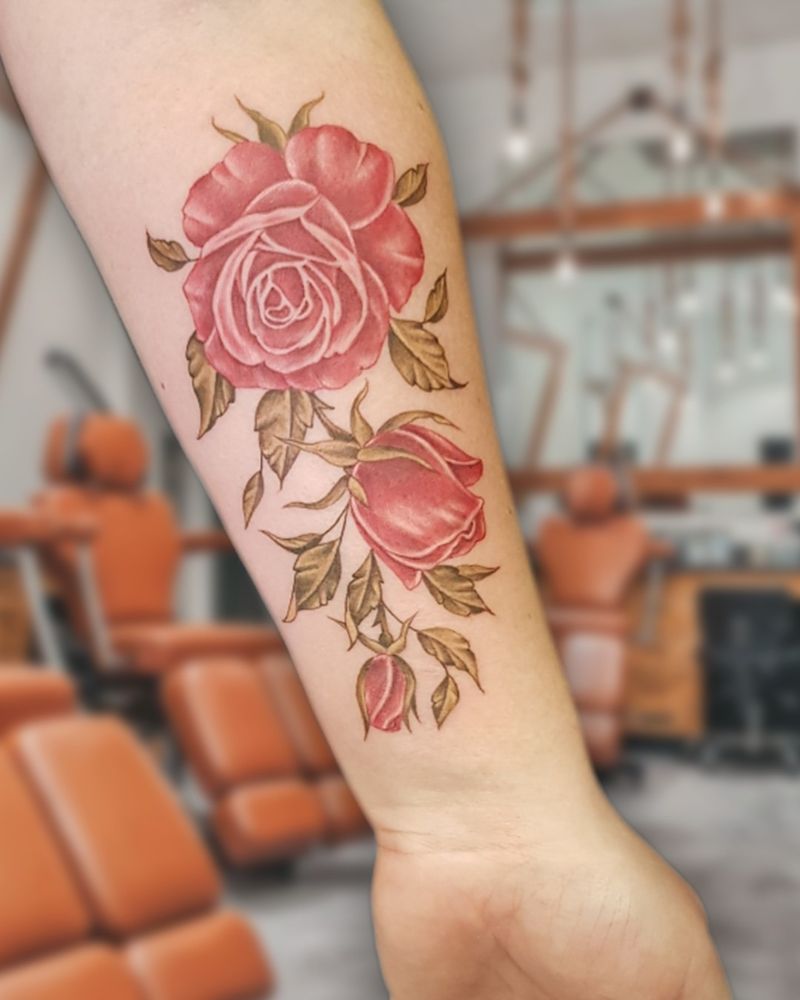 Tatuagem de rosa em flor