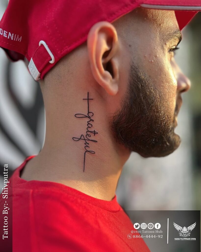 Tatuaggio Script sul collo