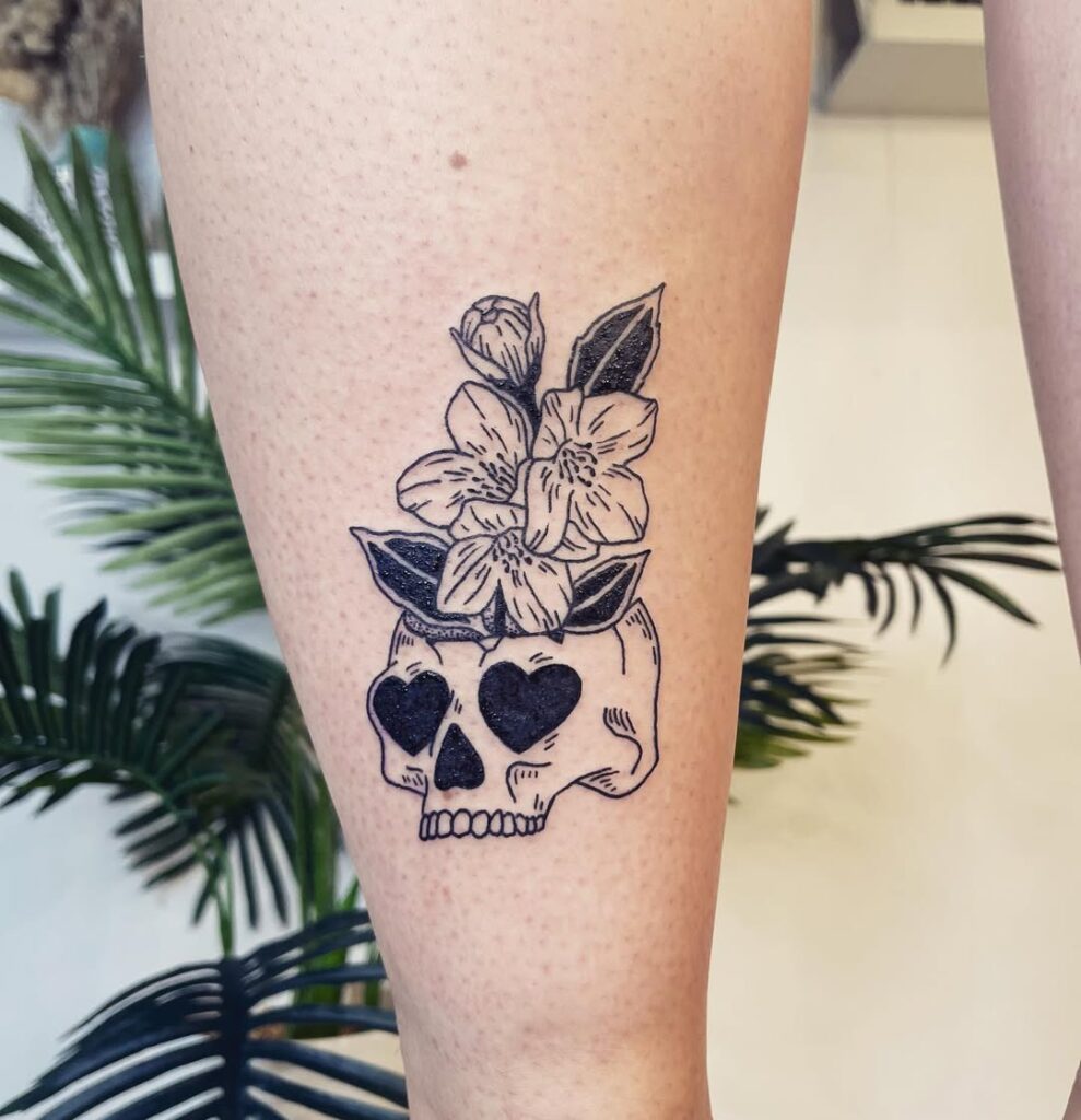 Tatuagem de caveira floral pequena