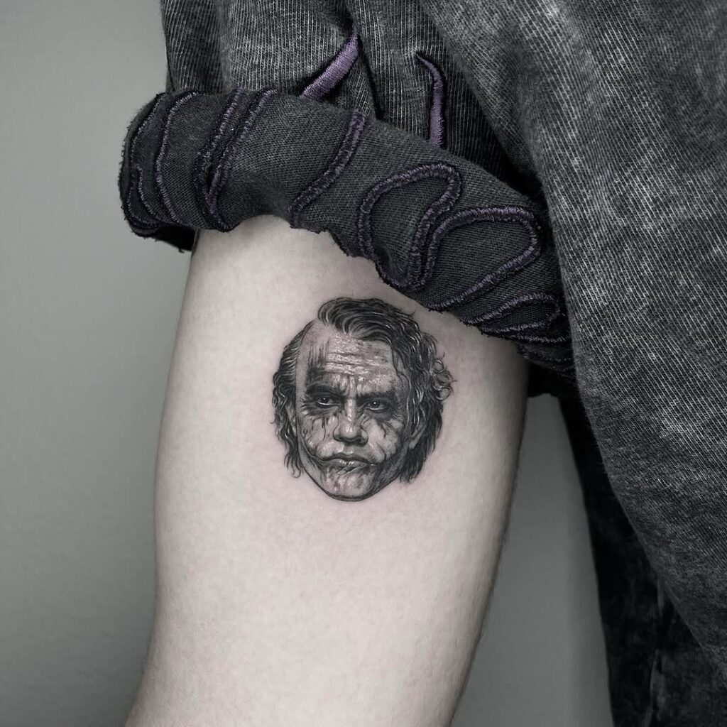 Piccolo tatuaggio con ritratto di Joker