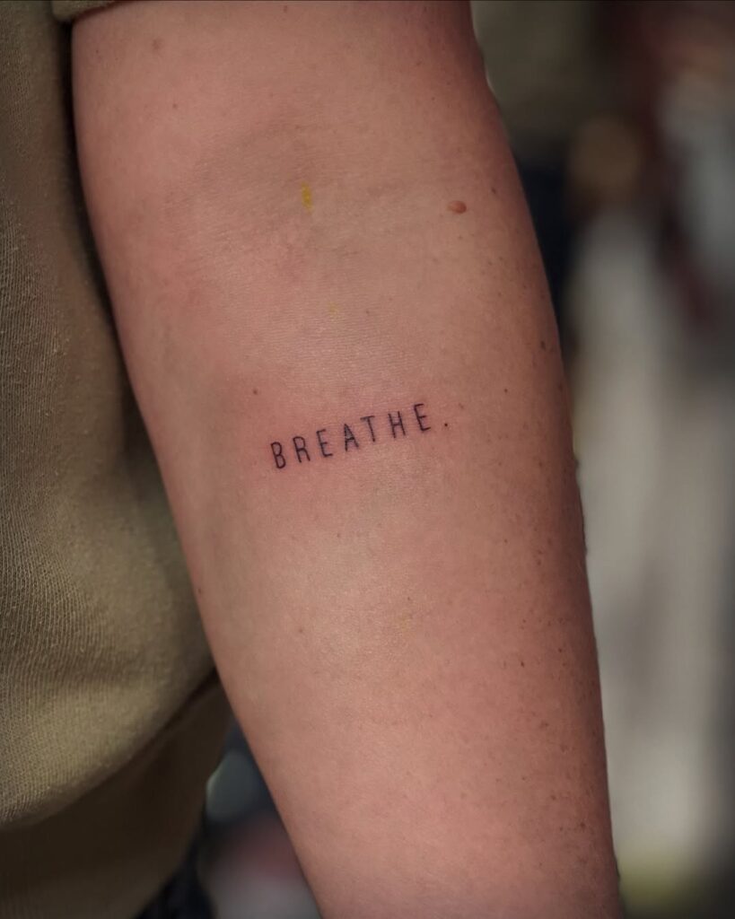 Tatuaggio con parola piccola Breathe