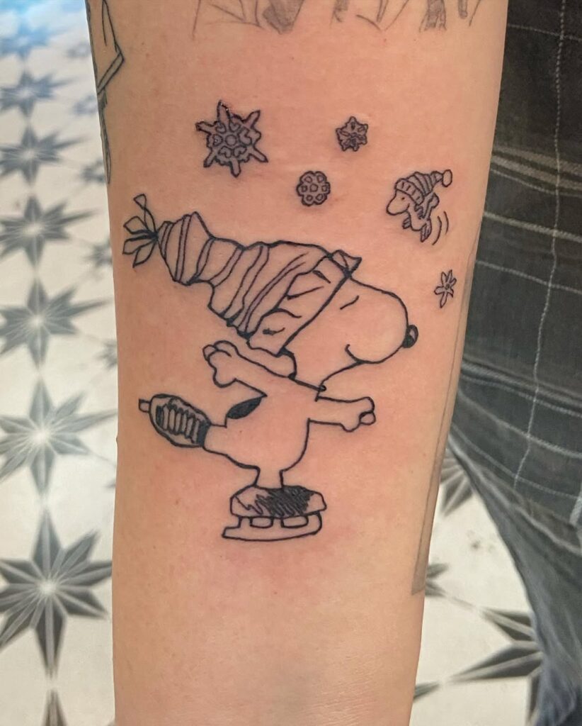 Tatuaggio di Snoopy che pattina