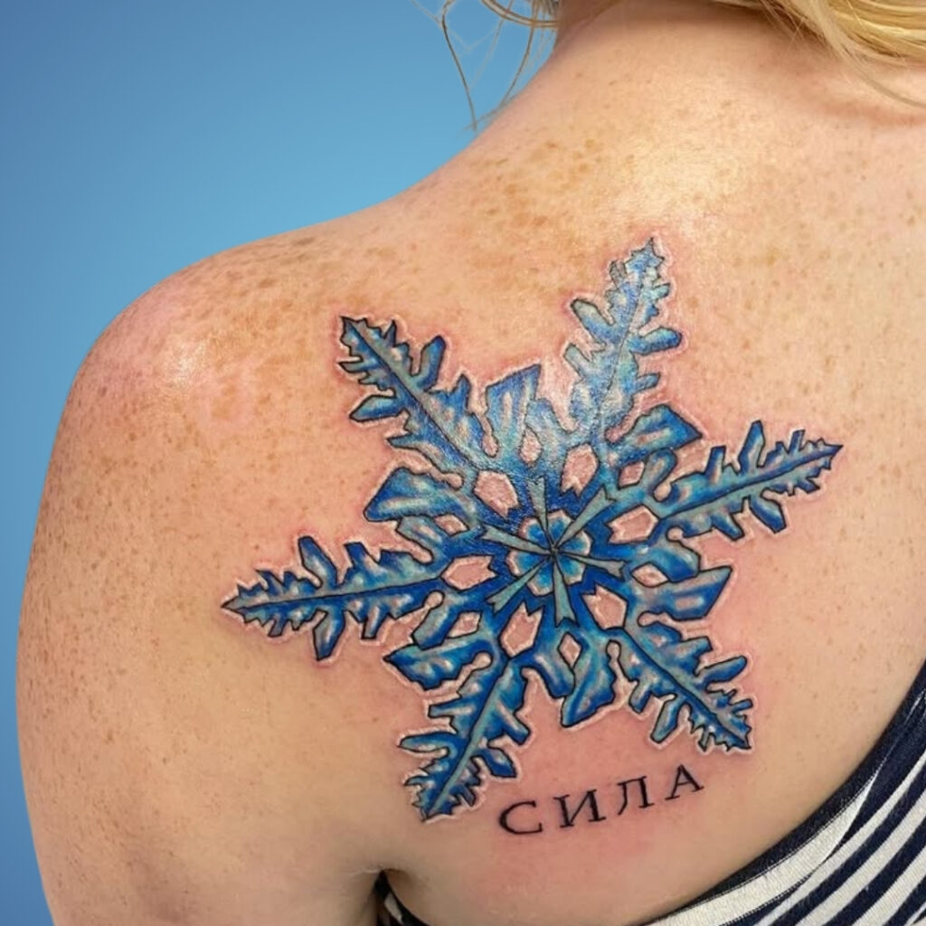 Tatuagem de floco de neve na omoplata