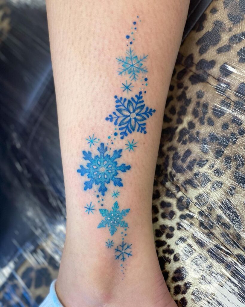 Tatuaggio invernale con fiocchi di neve