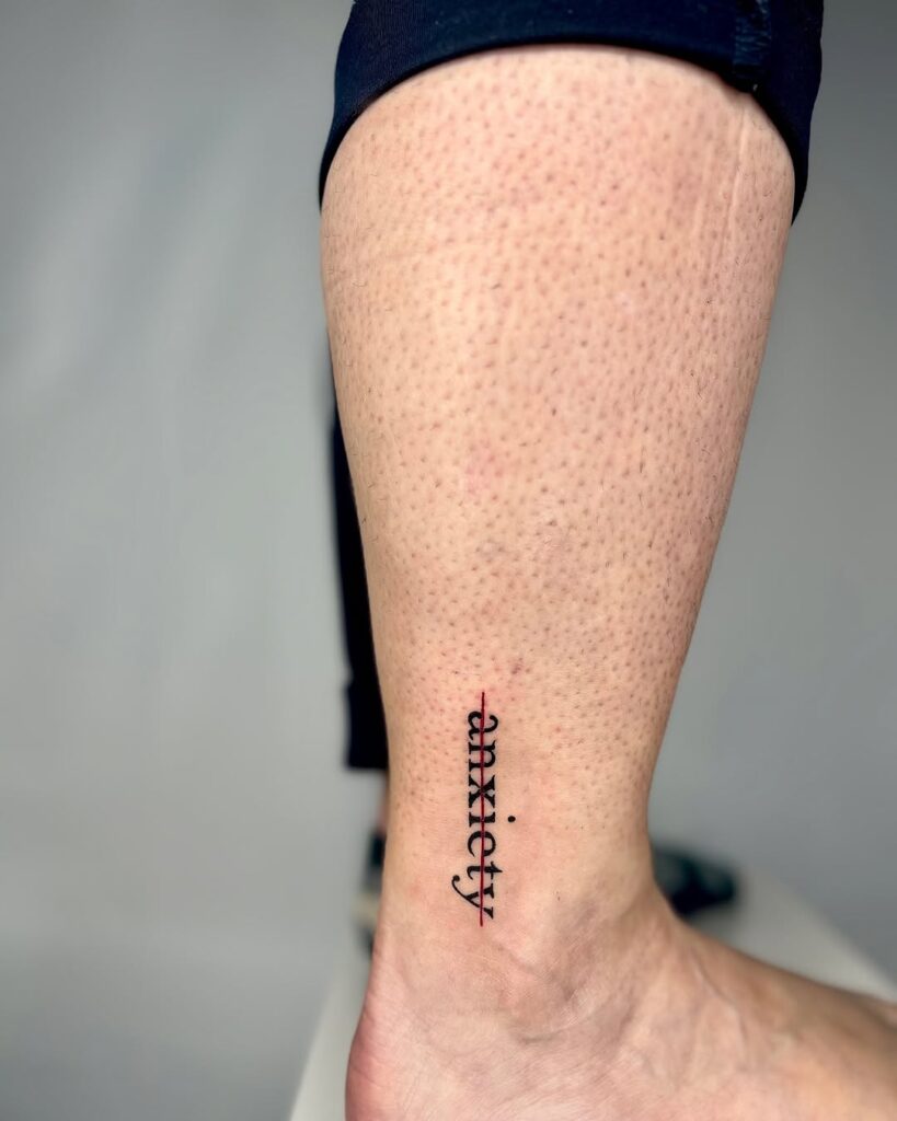 Tatuaggio con parola ansiosa barrata