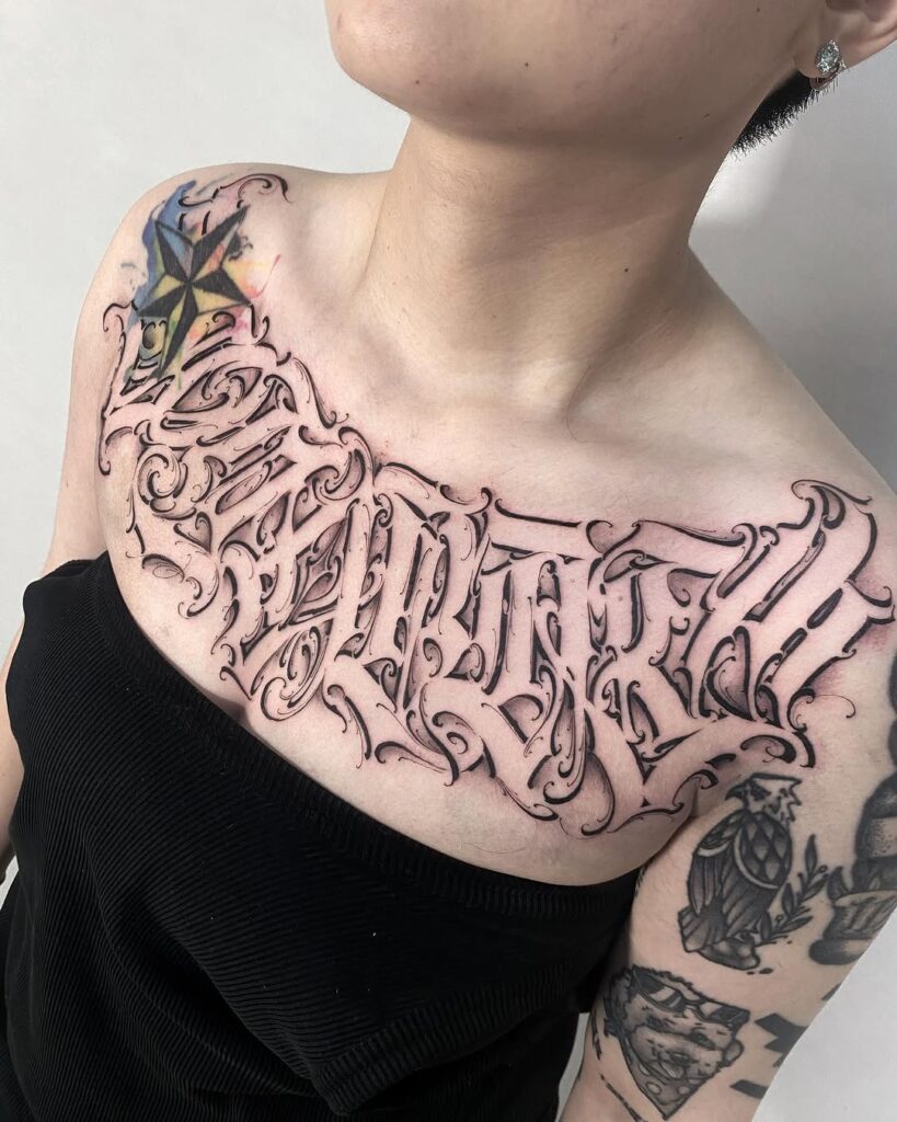 Elegante tatuaje de letras en el pecho